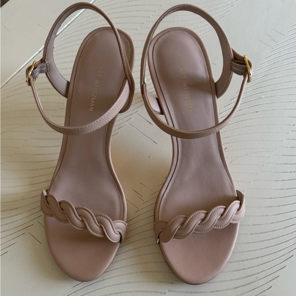 Stuart Weitzman Dancer Twistier Leather Sandal, Color Golden Beige, Size 7. - Picture 4 of 10